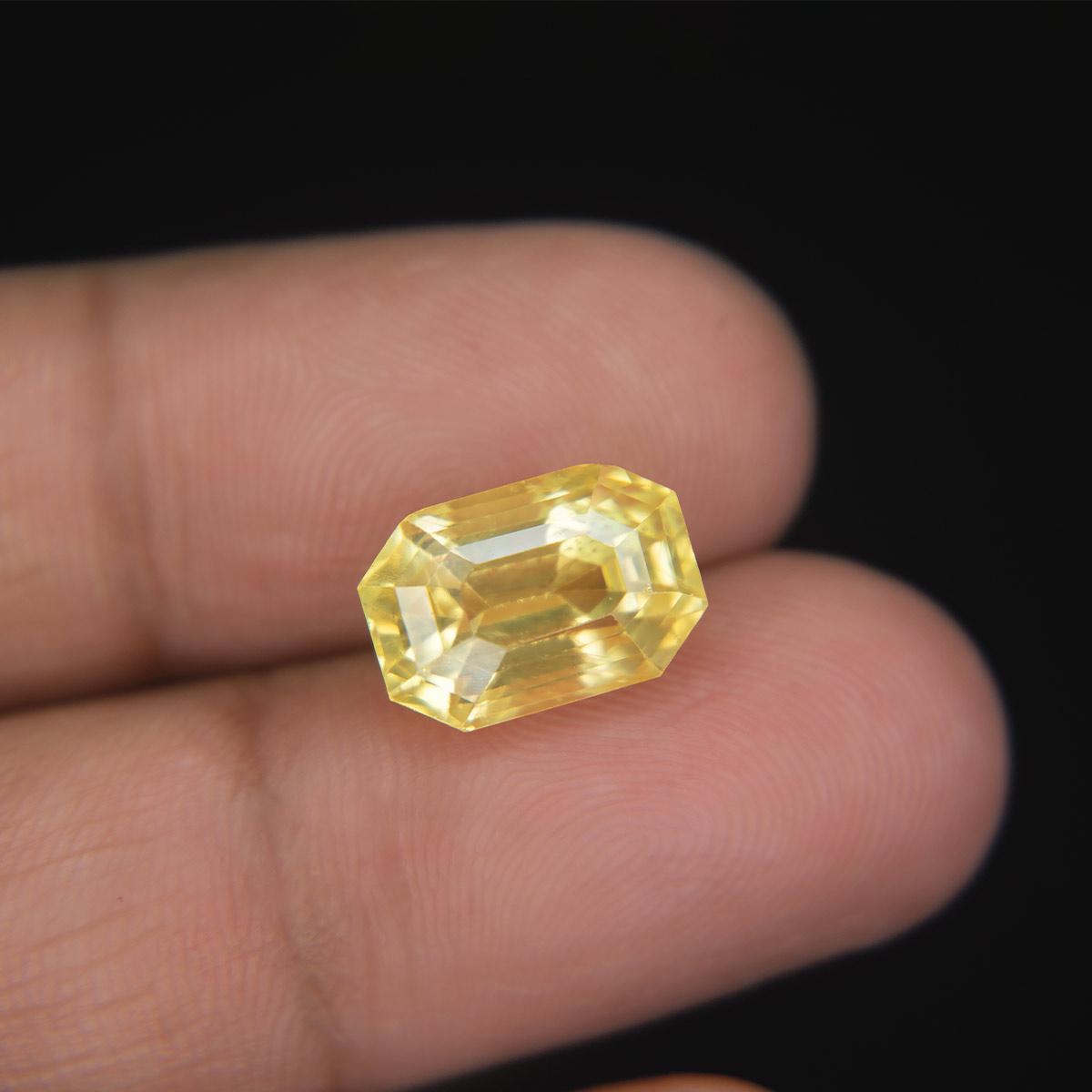 Yellow Sapphire - 8.61 Carat